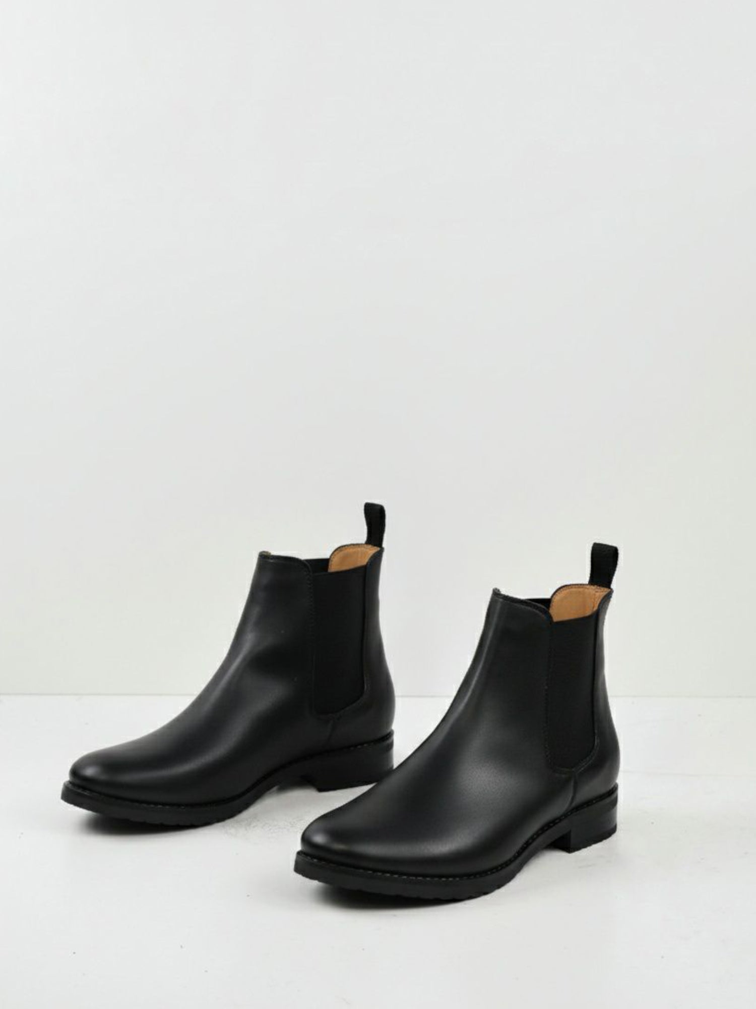 Luxe Smart Chelsea Boots